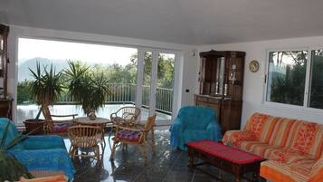 Fernseher, TischfuĂball, Tischtennisplatte