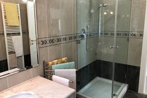 Séchoir à cheveux, bidet, serviettes fournies, savon