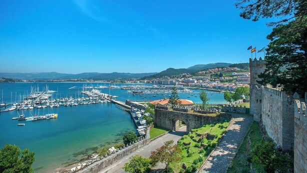 A coastal town with a historic fort, marina, and clear blue sky. - Casa de Descanso - Three Bedroom Villa, Sleeps 5 (O Porriño)