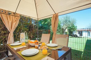 Outdoor dining - Casa de Descanso - Three Bedroom Villa, Sleeps 5 (O Porriño)