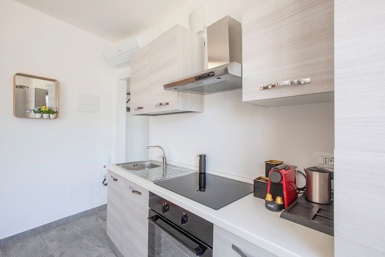 Kühlschrank, Ofen, Herdplatte, Wasserkocher mit Kaffee-/Teezubehör