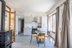 Fridge, oven, stovetop, coffee/tea maker
