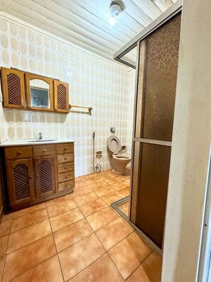 Jabón y papel de baño 