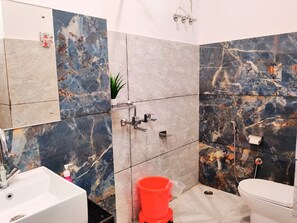 Bidé, håndklær, såpe og toalettpapir