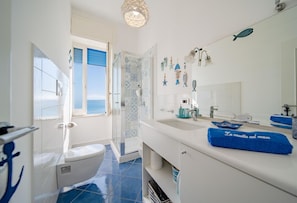 Douche, sèche-cheveux, bidet, serviettes fournies