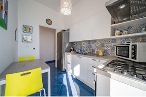 Fridge, oven, stovetop, coffee/tea maker