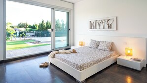 4 bedrooms, desk, iron/ironing board, travel crib