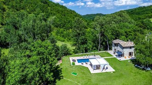 A house with a swimming pool, surrounded by lush greenery and hills. - Casalino Galassi 4 2 (Sarnano)
