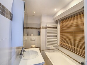 Bathroom - Apartment in Duinbergen With Sea Views (Knokke-Heist)