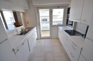 Private kitchen - Apartment in Duinbergen With Sea Views (Knokke-Heist)