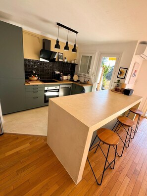 Kjøleskap, mikrobølgeovn, ovn og oppvaskmaskin