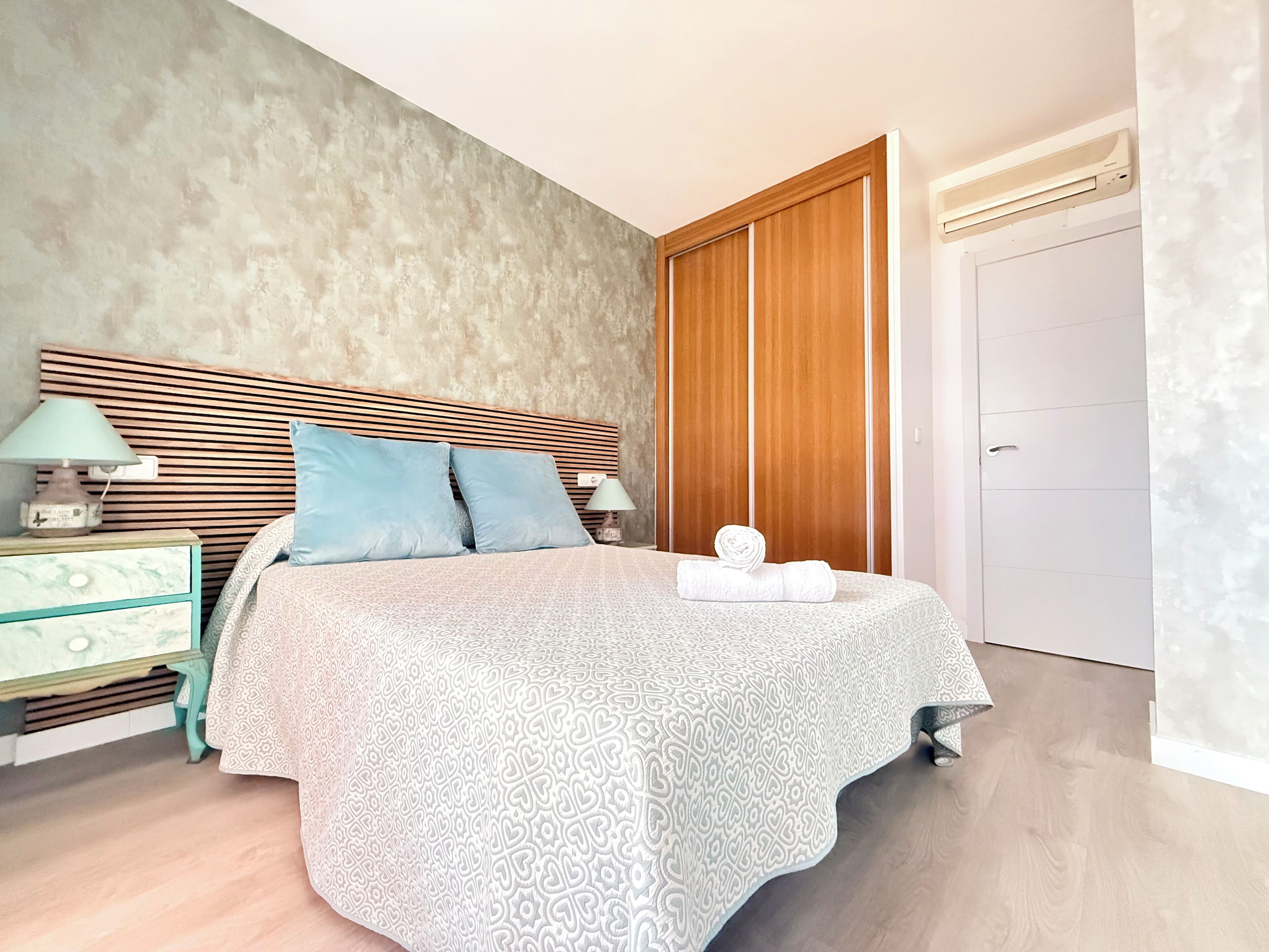 1 dormitorio, caja fuerte, wifi gratis y ropa de cama
