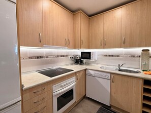 Private kitchen - Modern Apartment Steps to the Beach (Fuengirola)