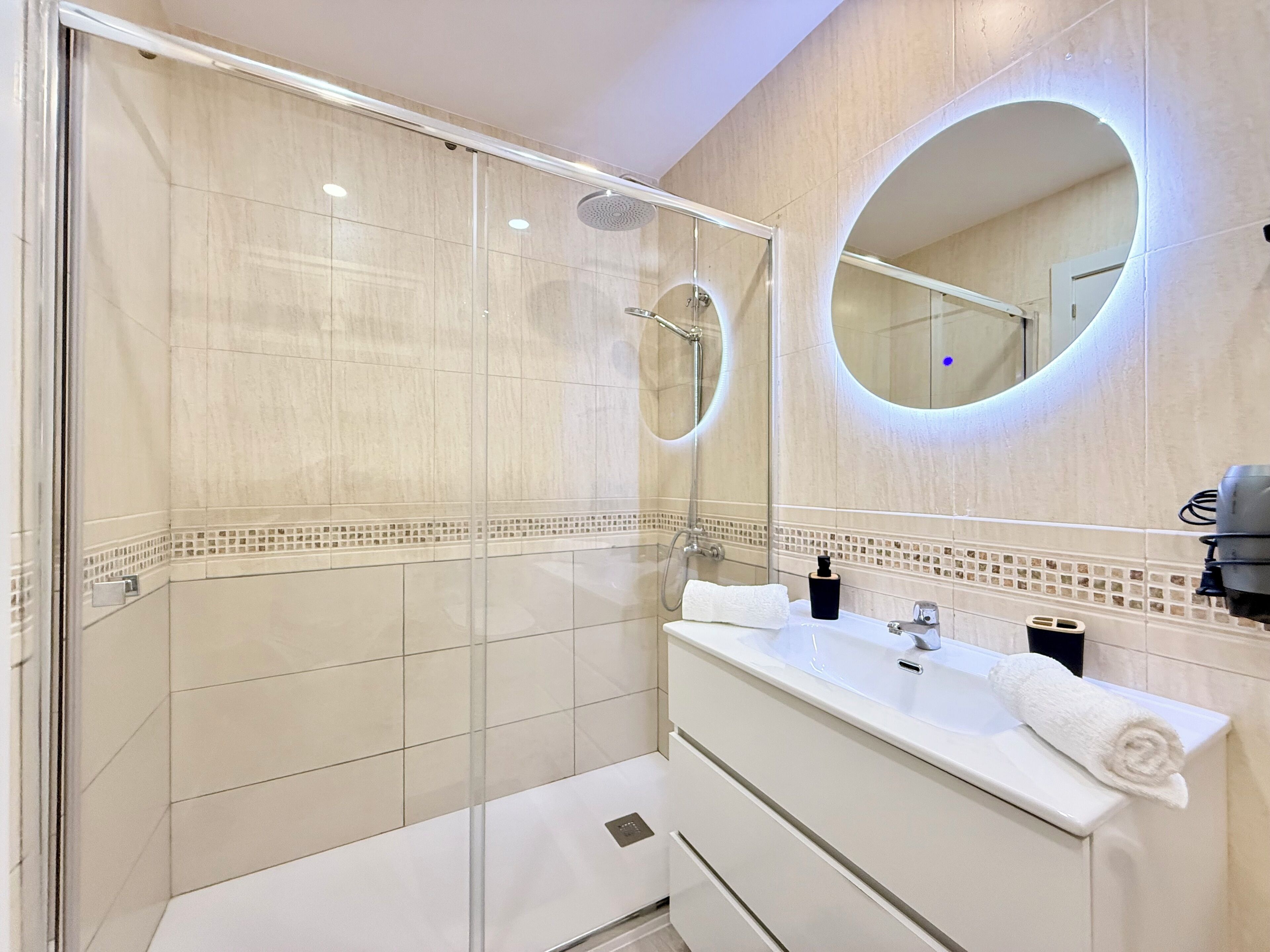 Ducha, secador de pelo, bidé y toallas