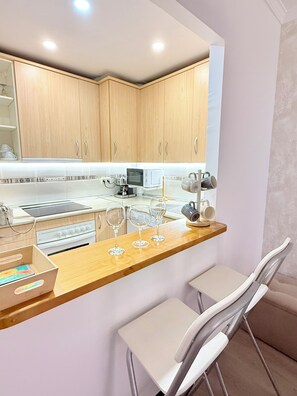 Private kitchen - Modern Apartment Steps to the Beach (Fuengirola)