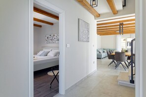 4 makuuhuonetta, silitysrauta/-lauta, vauvan matkasänky, ilmainen Wi-Fi