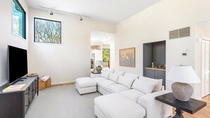 Una Smart TV, una chimenea, una oficina