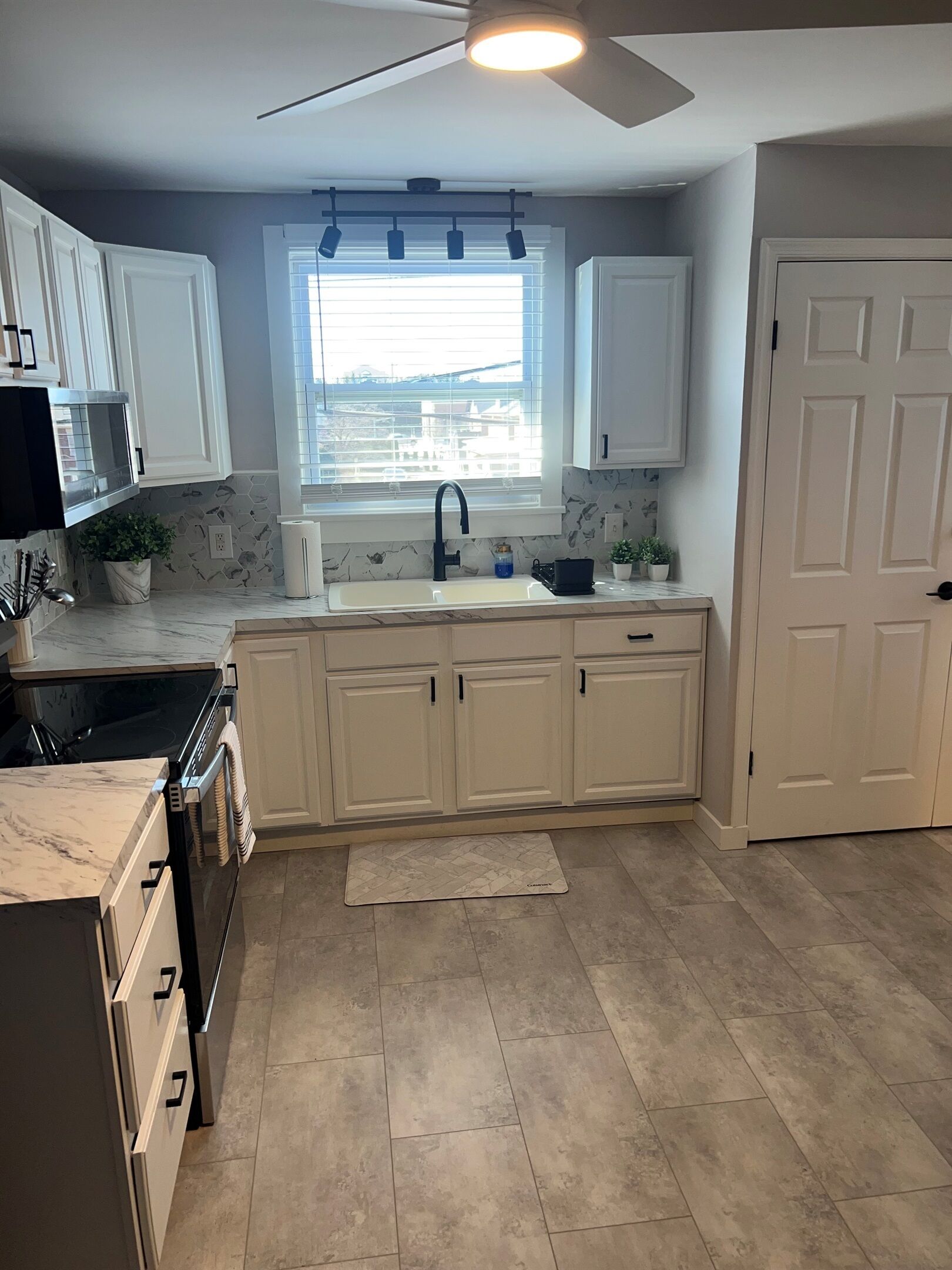 雪櫃、微波爐、焗爐、爐具