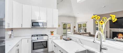 Micro-ondes, four, plaque de cuisson, cafetière/bouilloire