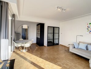 Apartment | Dining - Apartment by the Seawall in Belgium (Knokke-Heist)