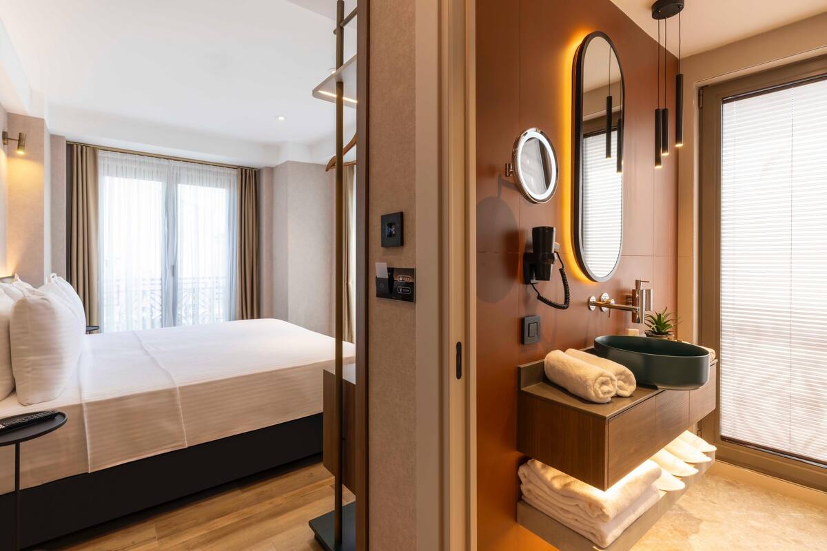 Minibar, in-room safe, soundproofing, bed sheets