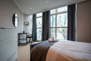 3 bedrooms, iron/ironing board, free WiFi, bed sheets - Riverside 3 Bed 2 Bath Apartment | Free Parking (Greater London)