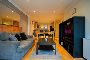 TV - Riverside 3 Bed 2 Bath Apartment | Free Parking (Greater London)