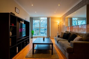 TV - Riverside 3 Bed 2 Bath Apartment | Free Parking (Greater London)