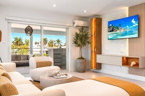 Smart TV, table football - Maison Blue Sands/4 bed rooms/ 120' Dock/ Htd Pool/ Game Room/ Mini Golf/ BBQ (Key Colony Beach)