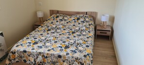 2 quartos, ferros/tábuas de passar roupa, berço de viagem