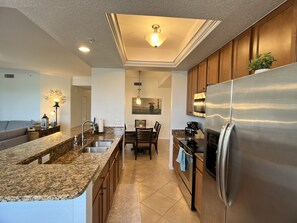 Refrigerador, microondas, horno, lavavajillas