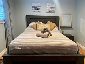 3 quartos, escrivaninha, ferros/tábuas de passar roupa, berço de viagem
