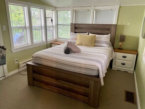 3 bedrooms, desk, iron/ironing board, travel cot - Lakehouse in Prince Edward County. Private Dock. Pet Friendly! (Prince Edward)