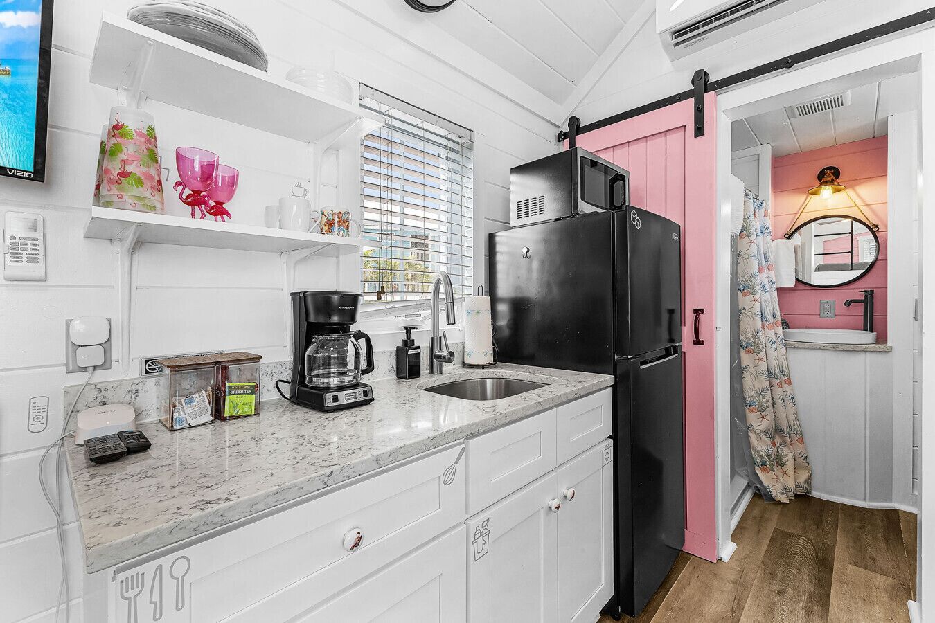 Frigorifero, microonde, piano cottura, macchina per tè/caffè