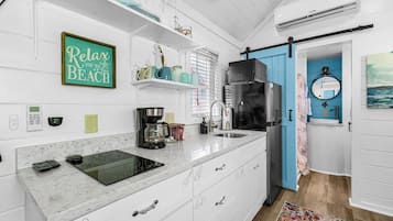 Frigorifero, microonde, piano cottura, macchina per tè/caffè