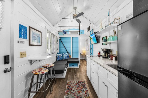 Réfrigérateur, four à micro-ondes, surface de cuisson, cafetière-théière