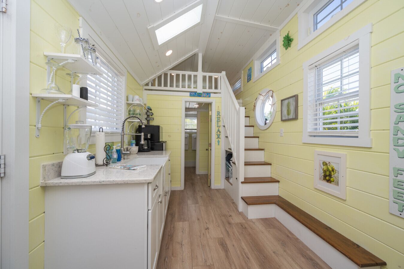 Een koelkast, een magnetron, een kookplaat