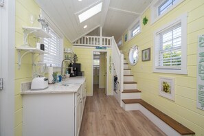 Fridge, microwave, stovetop, coffee/tea maker - Matlacha Tiny Village- Iguana (Matlacha)