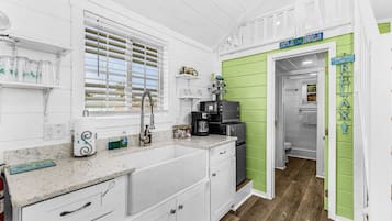 Frigorifero, microonde, piano cottura, macchina per tè/caffè