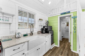 Réfrigérateur, four à micro-ondes, surface de cuisson, cafetière-théière