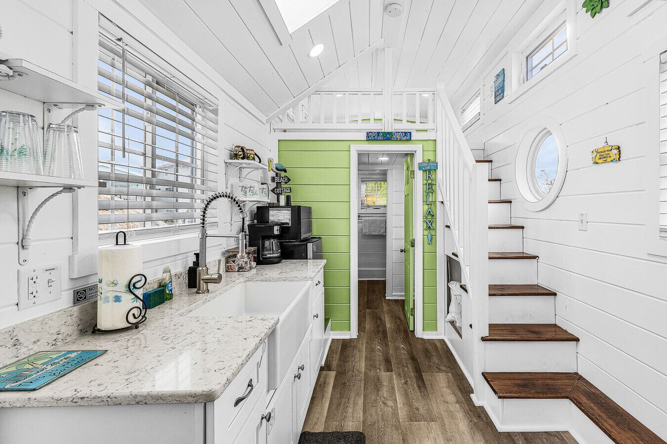 Frigorifero, microonde, piano cottura, macchina per tè/caffè