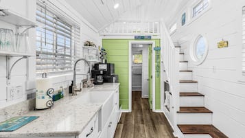 Frigorifero, microonde, piano cottura, macchina per tè/caffè