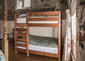 3 bedrooms, individually decorated, individually furnished, free WiFi - Coach House (Llandysul)