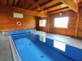 Una piscina cubierta