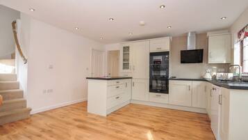 Dishwasher, cookware/dishes/utensils