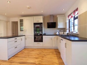 Dishwasher, cookware/dishes/utensils - Kernyk (Camelford)