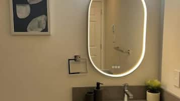 Dusj, hårføner, såpe og sjampo