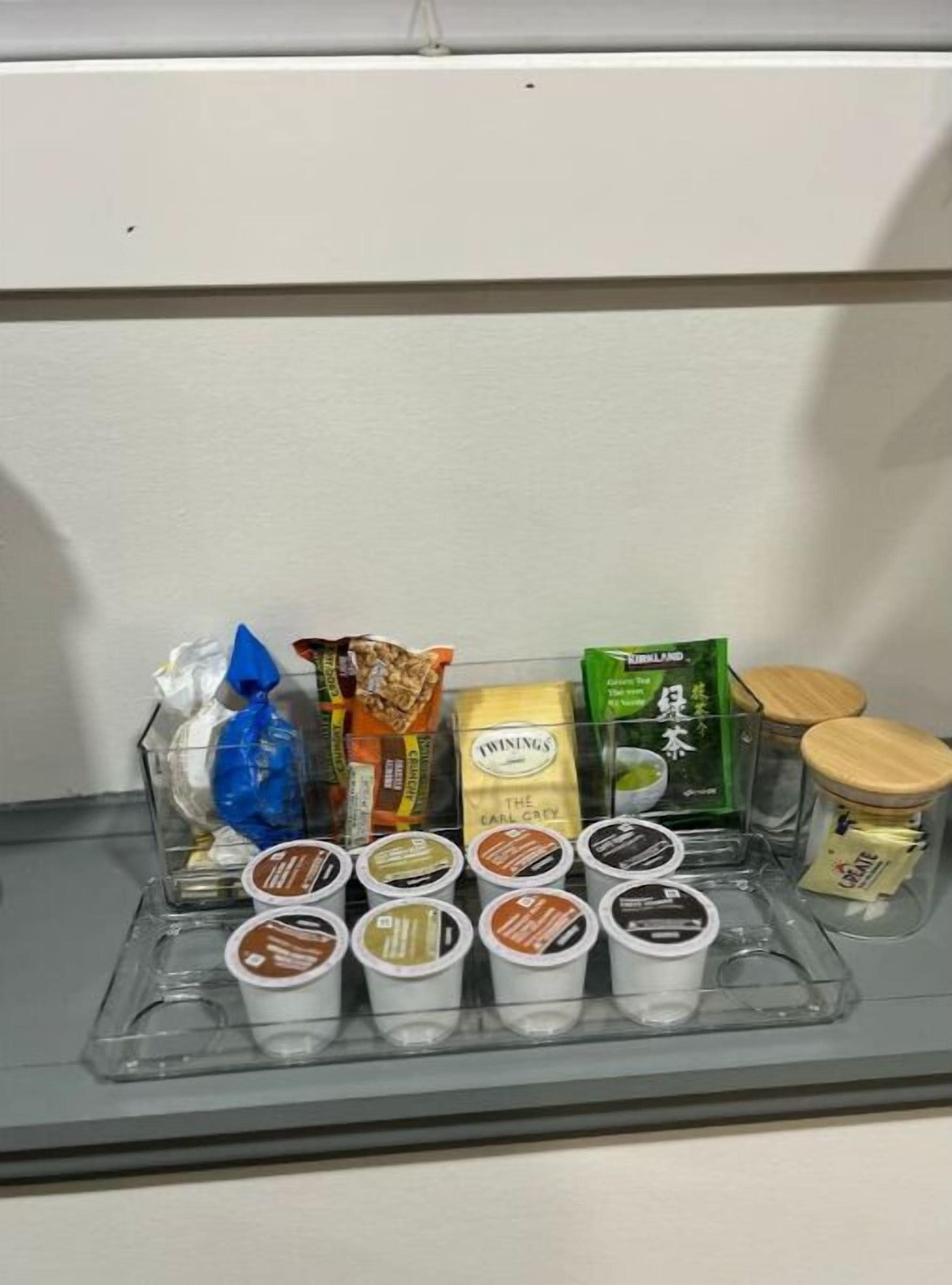 Een etalage met verschillende verpakte etenswaren en bakjes.