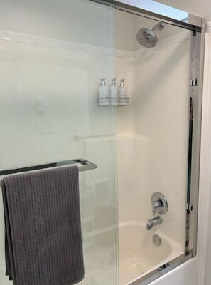 Dusche, Haartrockner, Seife, Shampoo