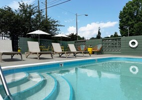 Una piscina al aire libre de temporada